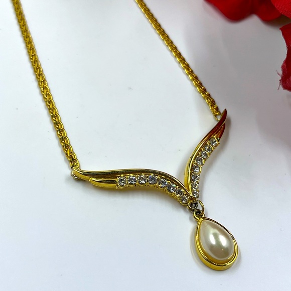 Vendome Signed Vintage Chevron Gold Plated Necklace with Crystal and Pearl - Picture 2 of 7